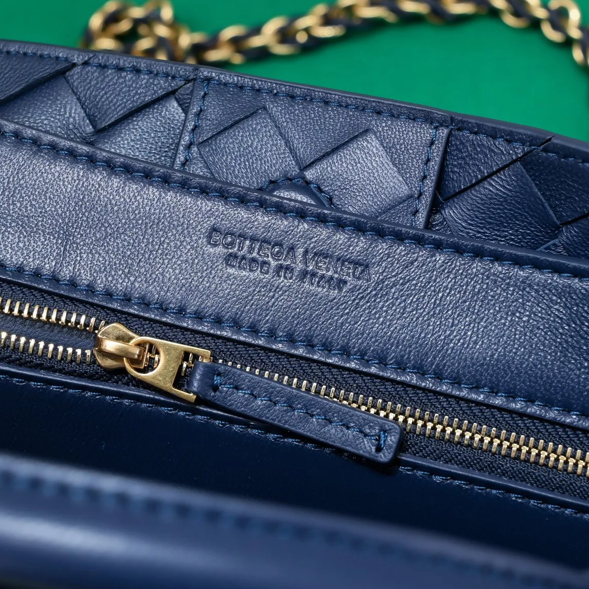 Batch 1960 BOTTEGA VENETA 2024 spring and summer new small ANDIAMO chain bag is also available! 🔥🔥I believe many friends have been waiting for a long time. The metallic chain adds a touch of sophistication to the original softness and elegance of Andiamo. The collision of classic craftsmanship and elegance creates a different kind of beauty. Style number: 6008 Size: 25*22*10.5cm